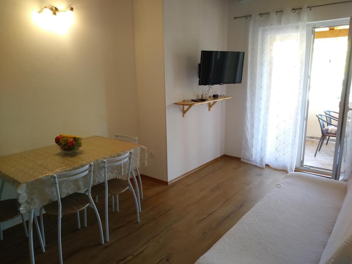 Nives Apartmani Pakostane Luaran gambar