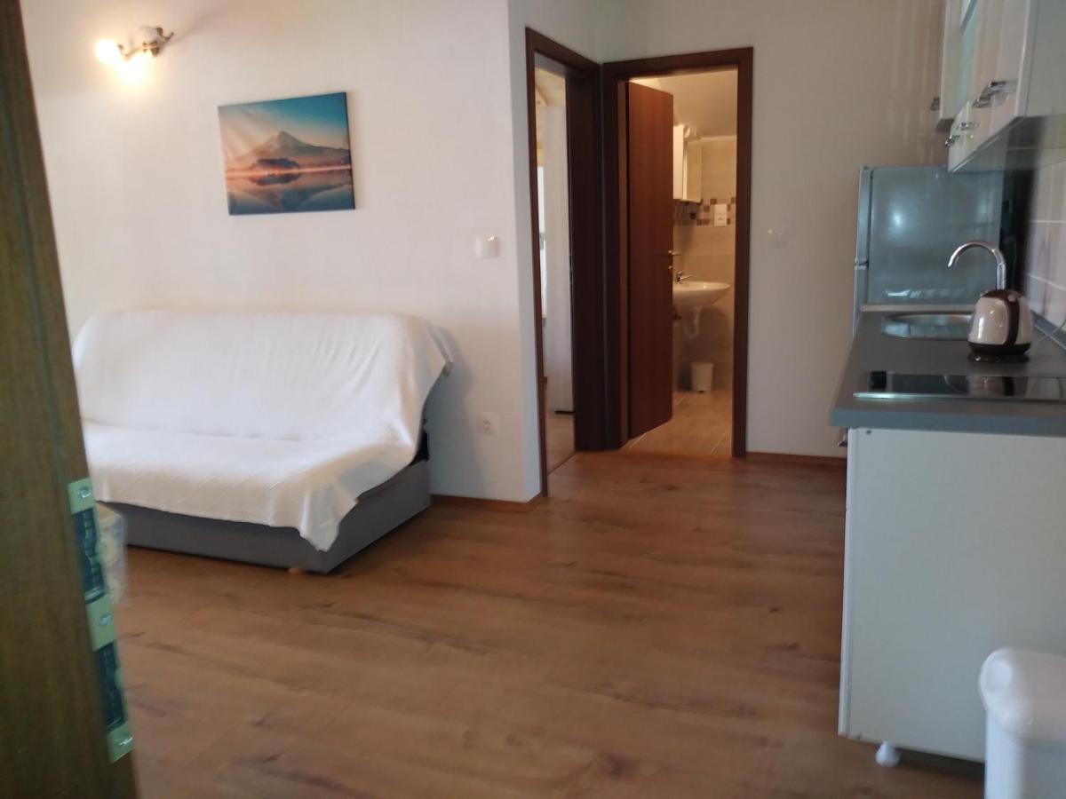 Nives Apartmani Pakostane Luaran gambar
