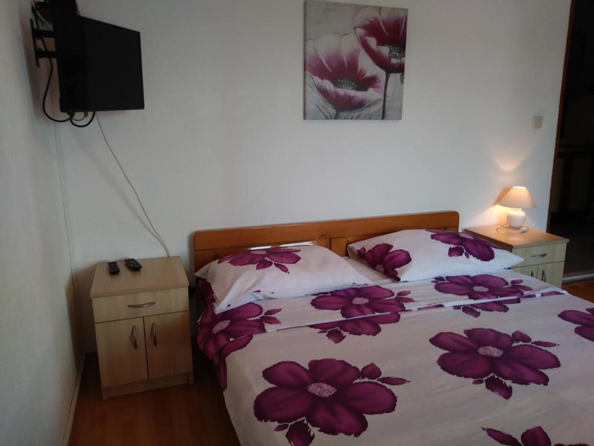 Nives Apartmani Pakostane Luaran gambar