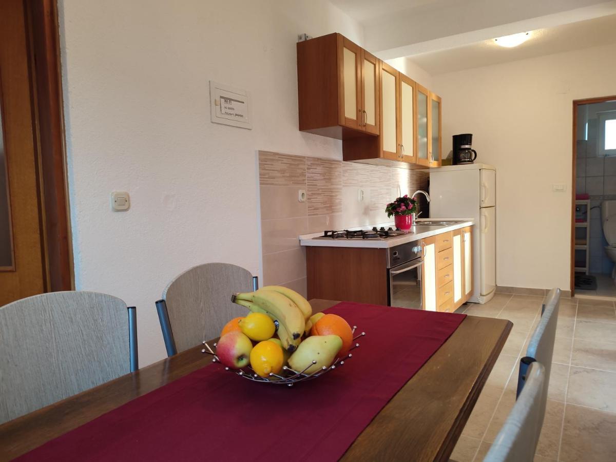 Nives Apartmani Pakostane Luaran gambar