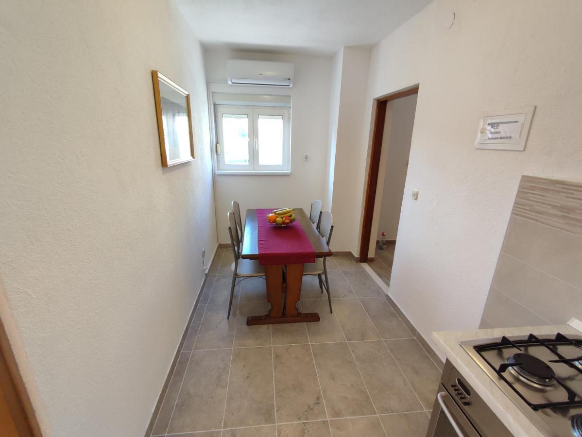 Nives Apartmani Pakostane Luaran gambar