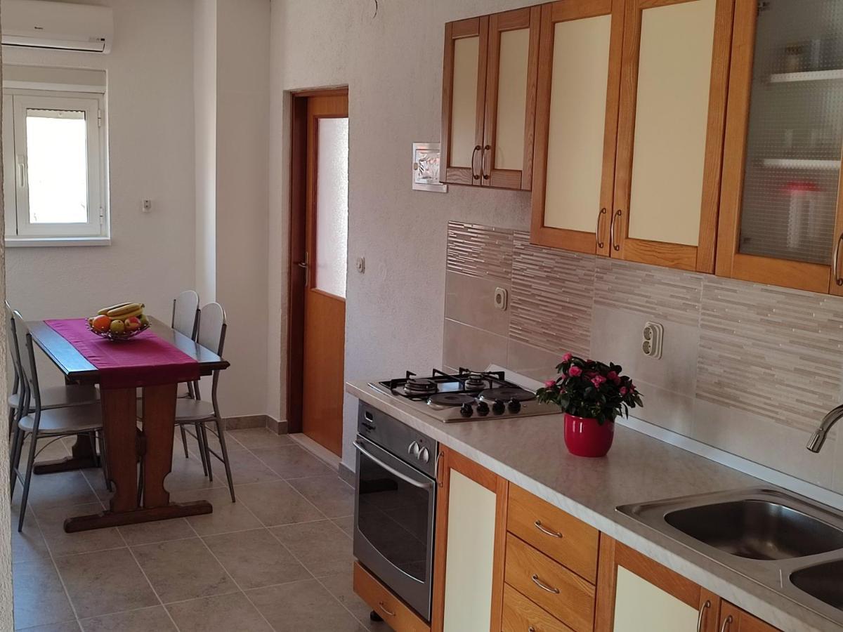 Nives Apartmani Pakostane Luaran gambar