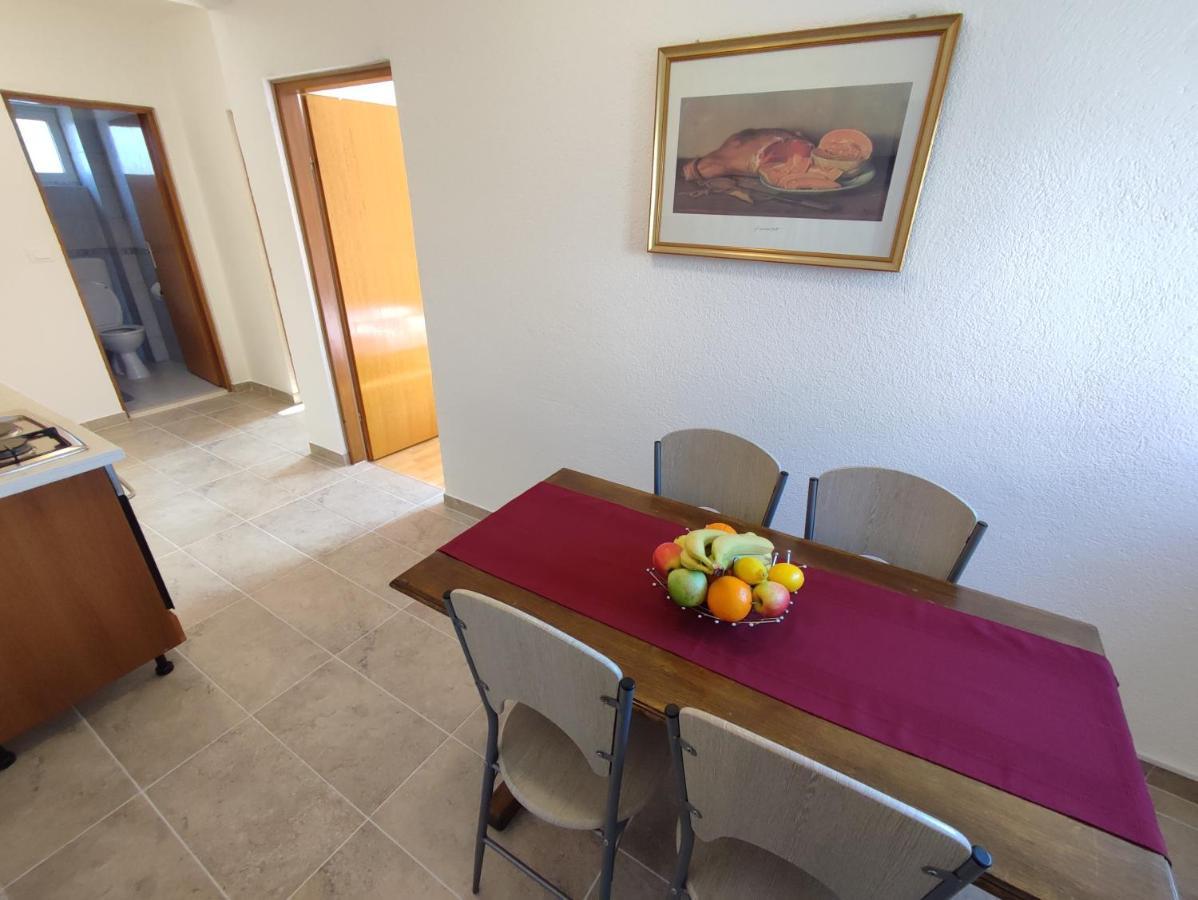 Nives Apartmani Pakostane Luaran gambar