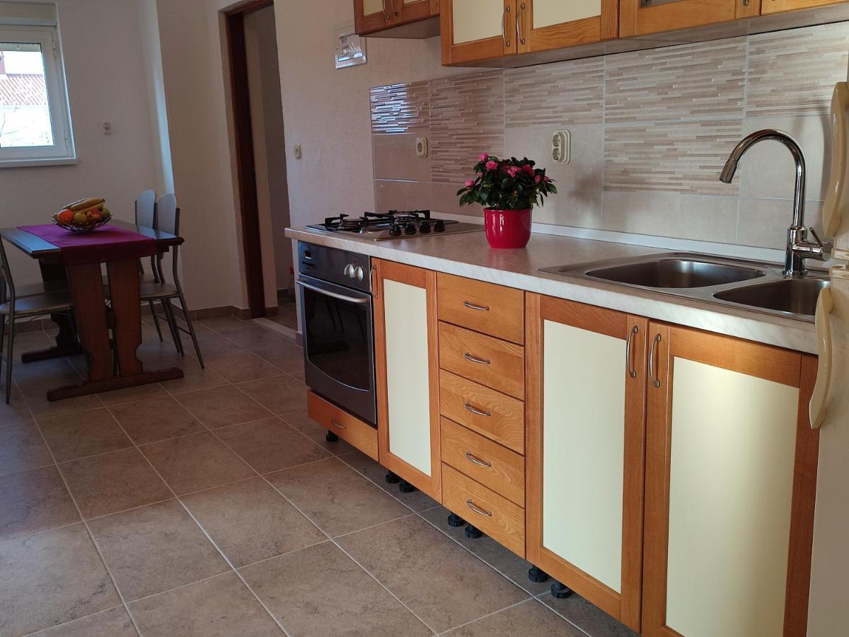 Nives Apartmani Pakostane Luaran gambar